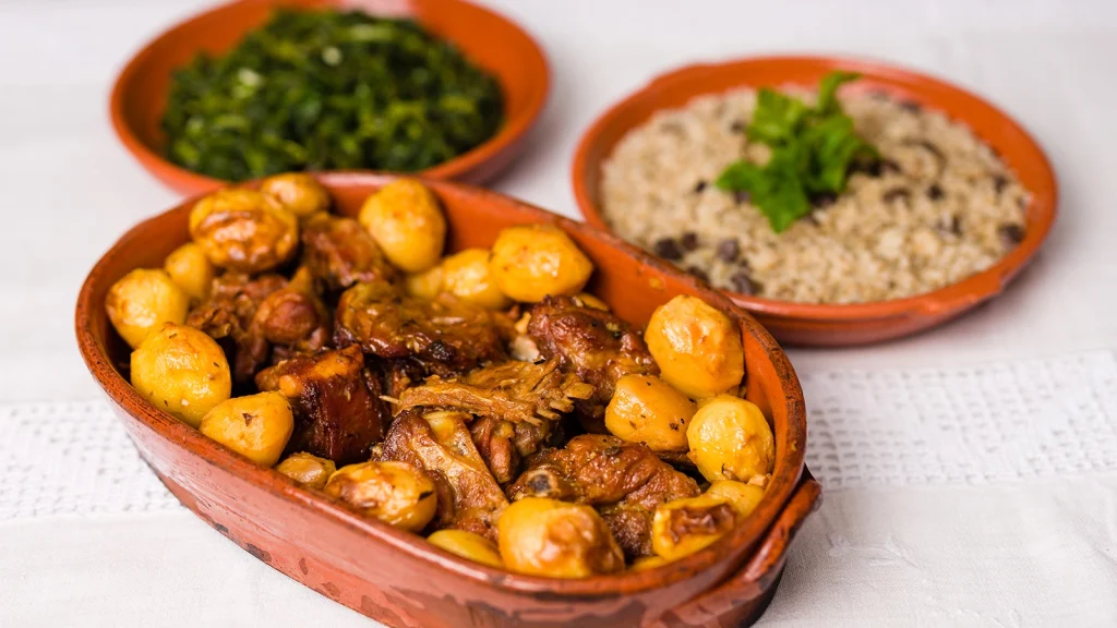 Cabrito Assado com arroz de miúdos - pratos típicos portugueses 
