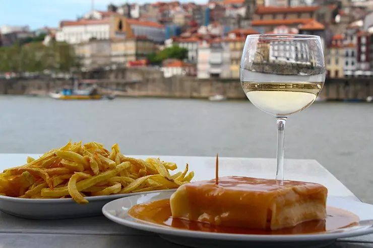 francesinha com batata frita no Porto - pratos típicos portugueses 