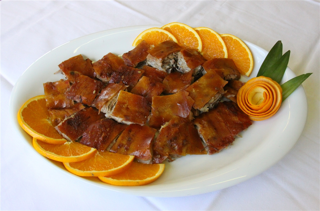 leitão à bairrada com rodelas de laranja -pratos típicos portugueses 