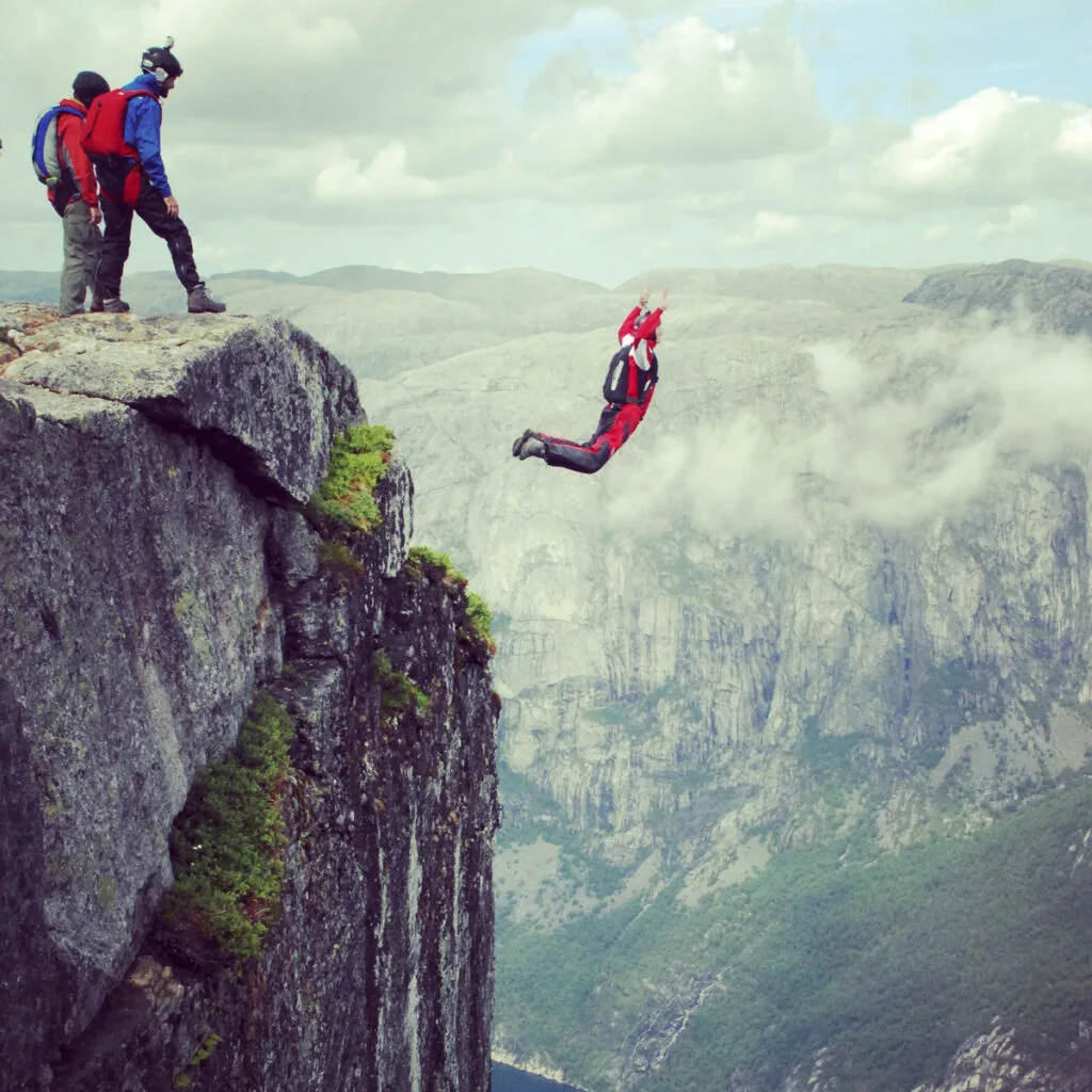 Montanhas Kjerag-Bundgee Jumping