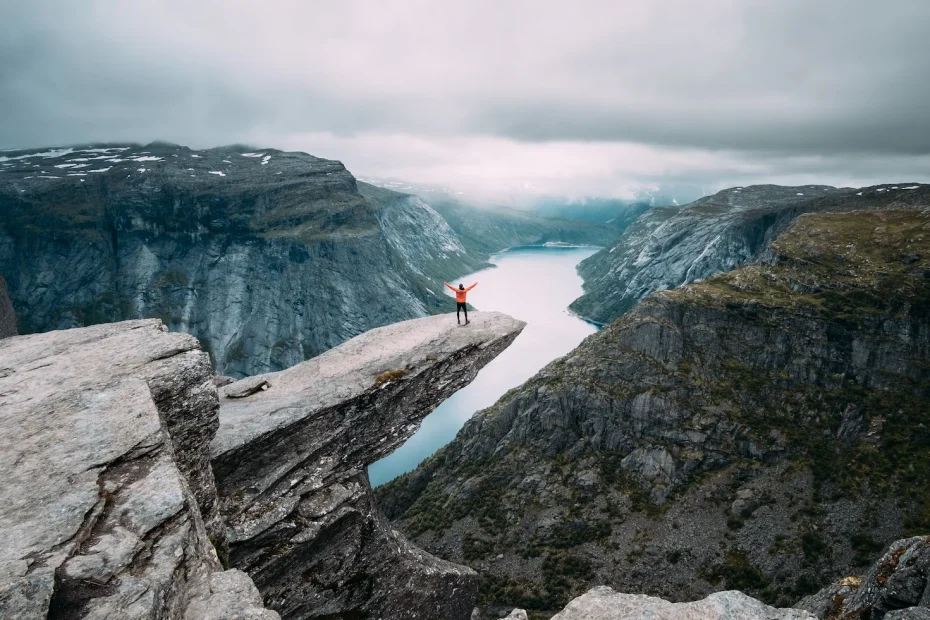 Noruega e o Turista Mais Radical do Zodíaco - Trolltunga